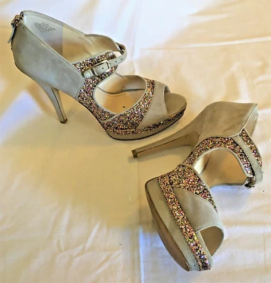 Bombas de plataforma de aguja con hebilla Enzo Angiolini EASLING 10M Bk. Cremallera Lentejuelas Gris Foto 1 de 4