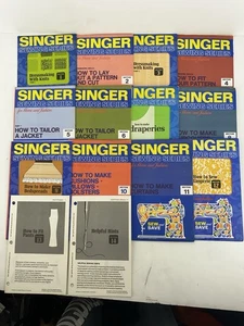 Set completo di 14 SINGER SERIE CUCITO VINTAGE 1972 PER CASA E MODA - Foto 1 di 1