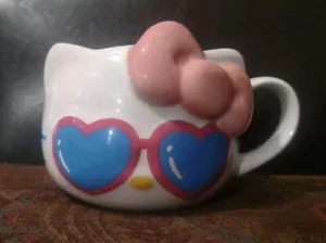 Sanrio 2024 Hello Kitty Kaffeetasse mit Sonnenbrille & rosa Schleife Neu - Bild 1 von 6