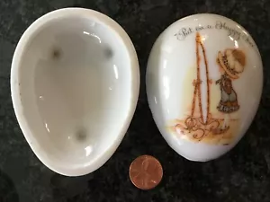 Piatto portagioie vintage Holly Hobbie ceramica forma uovo 1973 messo su una faccia felice - Foto 1 di 3