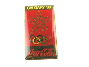 1988 Calgary ~ Coca Cola Winter Olympic Poster Pin Anstecker ~ Cola ~ Hut Anstecknadel - Bild 1 von 3