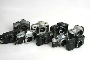 Konvolut 9 Spiegelreflexkamera Gehäuse - wie besehen für Ersatzteile - Bild 1 von 10