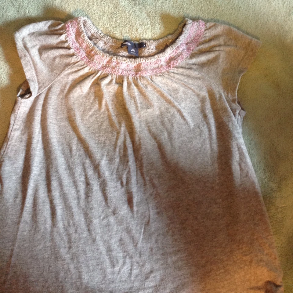 Girls size 6-7 grey shirt from GapKids - Image 1 of 1