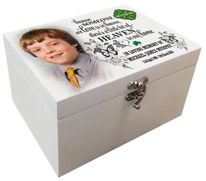 Urna de madera blanca con diseño temático irlandés personalizado, caja de memoria de madera. - Imagen 1 de 14