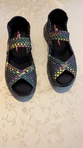Sandalias Skechers para mujer de espuma viscoelástica talla 8,5 tejidas correa arco iris tacón bajo negras - Imagen 1 de 6