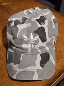 Adidas die Marke mit den 3 Streifen grau Camo Strapback Mütze. Sehr gut  - Bild 1 von 5