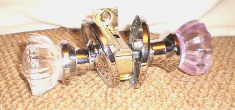 Conjunto de maçanetas de vidro antigo vintage 2" uma é de cor rosa e outra é transparente - Imagem 1 de 4