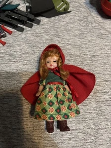 Muñeca miniatura Madame Alexander - Caperucita Roja 5 1/2 pulgadas - Imagen 1 de 2