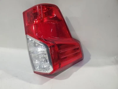 La lámpara trasera izquierda Nissan Titan XD 2017 2018 2019 OEM tiene algunos arañazos Foto 1 de 4