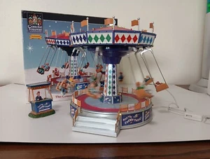 Lemax Village Collection The Cosmic Swing #94956 2009 Ritirato Ottime Condizioni - Foto 1 di 24