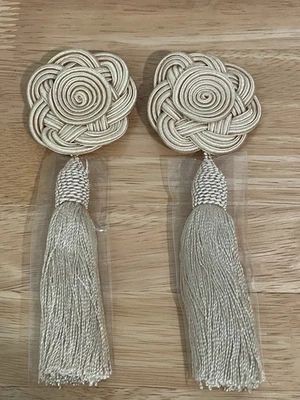 Borla de 2 rosetas con flecos beige claro Foto 1 de 4