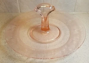 Bandeja para servir Tiffin Franciscan Pink Depresión vidrio madera de ciervo con mango central  - Imagen 1 de 5