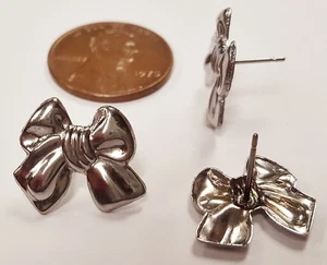 3 PAIR (6pcs) VINTAGE STEEL RIBBON BOW 13x15mm. METAL PIERCED STUD EARRINGS N21 - Picture 1 of 2