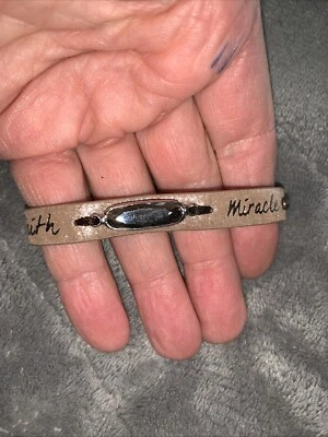 Marca Good Works: Pulsera de cuero de una sola hebra Faith Miracle Foto 1 de 4