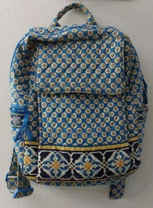 Mochila Vera Bradley Patrón Azul y Amarillo Bolsillos Laterales Correas Ajustables Cremallera - Imagen 1 de 4