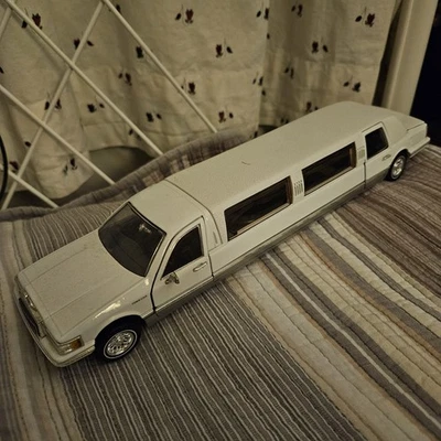 Sunnyside LTD 1996 1:24 Ford Lincoln Town Car White Limousine Diecast Car - Image 1 of 4