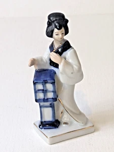 Estatuilla de geisha japonesa vintage de porcelana azul y blanca de 3,5" de alto. - Imagen 1 de 8