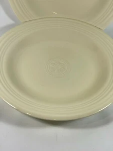 Oneida Cream Gardenia PETALS Round 10 3/4" Dinner Plates Lot of 2 Dishes - Picture 1 of 7
