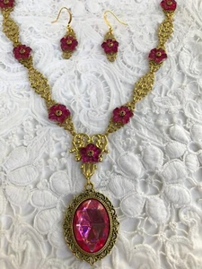 JUEGO DE COLLAR DE CUELLO DORADO CON FLORES DE FILIGRANA ROSA FUCSIA ESTILO VICTORIANO  - Imagen 1 de 9