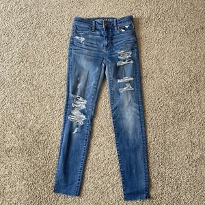 Pantalones de mezclilla American Eagle talla 0 súper elásticos de tiro alto desgastados ajustados azules - Imagen 1 de 10