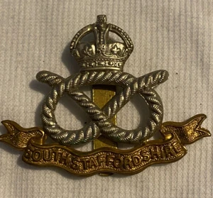 Original Segunda Guerra Mundial South Staffordshire Gorra Insignia Deslizante Reyes Corona Ejército Británico - Imagen 1 de 2