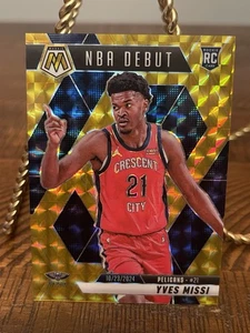 2024-25 Panini Mosaic Basketball Yves Missi Gold /10 RC SSP NBA Debut #255 - Bild 1 von 2