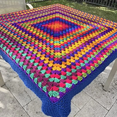 Manta afgana cuadrada de ganchillo hecha a mano colorida retro 4’ X 4’ de colección Foto 1 de 4