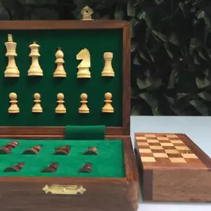 Set di scacchi magnetici pieghevoli in legno massello con deposito interno per viaggi - Foto 1 di 12