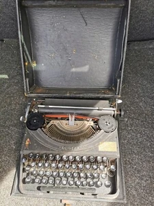 Vintage Oliver Portable Typewriter With Original Case - Picture 1 of 10