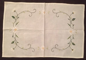 handgestickte Tischdecke Platzdecke Mitteldecke weiße Blüten ca. 48 x 32 cm - Bild 1 von 1