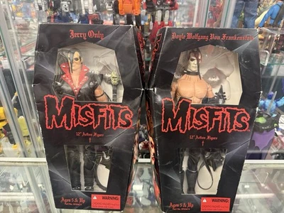 Figuras de acción 1999 MISFITS 'Jerry Only' y 'Doyle' ¡en cajas de ataúd originales! Foto 1 de 4