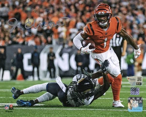 Ja'Marr Chase handsigniertes Bengals 8" x 10" Breaking Tackle Foto Fanatiker - Bild 1 von 2