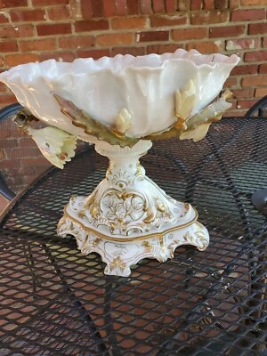 Lujoso centro de mesa de porcelana pedestal cuenco con flores de cardo y cardo Foto 1 de 4