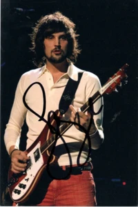 KASABIAN: SERGIO PIZZORNO SIGNED 6x4 ACTION PHOTO+COA *FIRE* *SHOOT THE RUNNER* - Foto 1 di 1