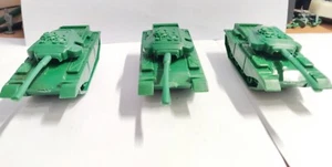 Lotto 3 Carri Armati Giocattolo in Plastica Colore Verde Scuro. - Foto 1 di 4