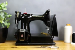 Vintage 1953 Singer 221K Featherweight Sewing Machine + Case + Warranty - Picture 1 of 15