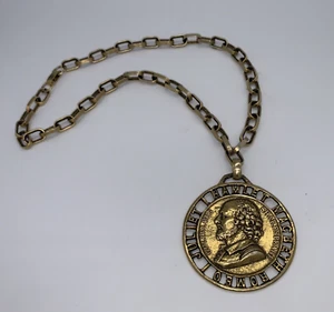 Vintage William Shakespeare großer Anhänger goldfarben Romeo Julia Hamlet Macbeth - Bild 1 von 7