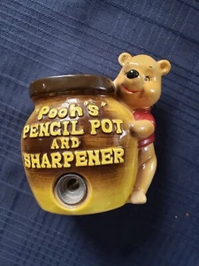 Winnie Puuh Bleistift Topf und Anspitzer Keramik, Walt Disney Enesco 1964 - Bild 1 von 6