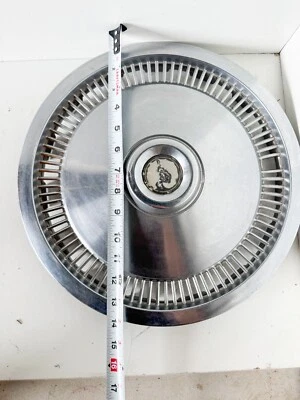 ONE 1975 1976 1977 1978 FORD MUSTANG II 14" cubierta de rueda tapacubos EL11 Foto 1 de 4