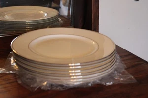 Lotto 7 piatti nuovi Lenox Classics collezione Federal Platinum con adesivo - Foto 1 di 9