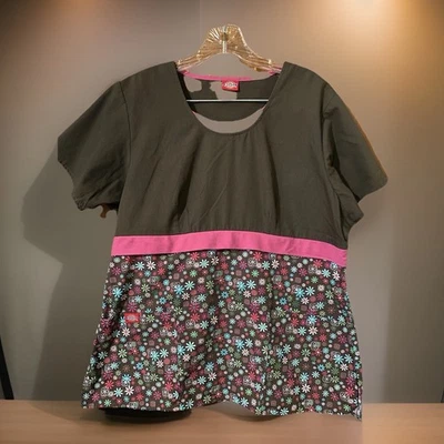 Blusa Médica Dickies Para Mujer Floral Cuello Redondo Manga Corta Talla Grande Marrón Rosa Foto 1 de 4