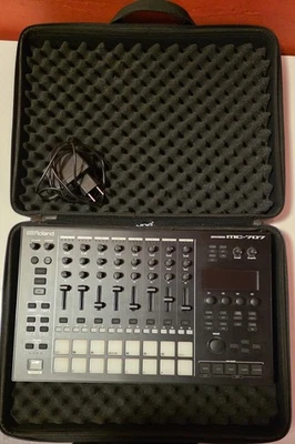 Roland MC-707 Groovebox - Schwarz - Bild 1 von 4