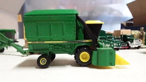 Ertl John Deere Baumwollpflücker im Maßstab 1:64 - ohne Verpackung/lose (AA-23 - Bild 1 von 6