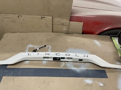 Оригинальный молдинг отделка заднего люка Lincoln Navigator 2015-2017 годов выпуска с камерой  - Изображение 1 из 4