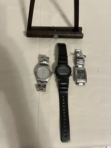 Set di 3 orologi 2 orologi GUESS e 1 orologio Casio. Batterie tutte le necessità. A-7 - Foto 1 di 14