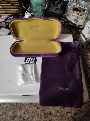 Gucci Terciopelo Púrpura Gafas de Sol Estuche de Cristal, Bolsa para el Polvo y Paño de Limpieza incluidos Foto 1 de 4