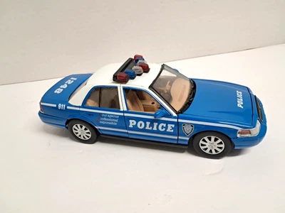 2010 Motor Max 1:24 Scale Police Interceptor 2007 Ford Crown Victoria Blue/White - Image 1 of 4