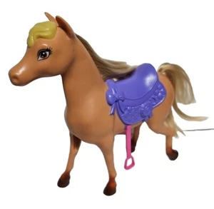 2012 Skipper's Tan Plastic Horse Mattel Y7554 with attached Saddle Barbie Toy - Picture 1 of 11