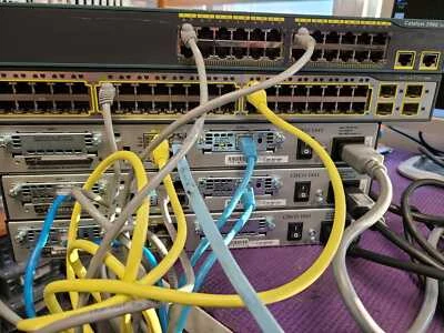 MEJOR KIT DE LABORATORIO Cisco CCENT, CCNA y CCNP IOS 15 con 3 enrutadores SITIO 3 conmutadores Foto 1 de 4