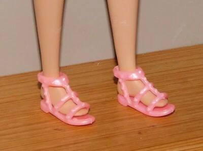 BARBIE PINK SANDALS BEACH SHOES FITS FLAT FEET FASHIONISTA BLYTHE SKIPPER DOLL - Image 1 of 2